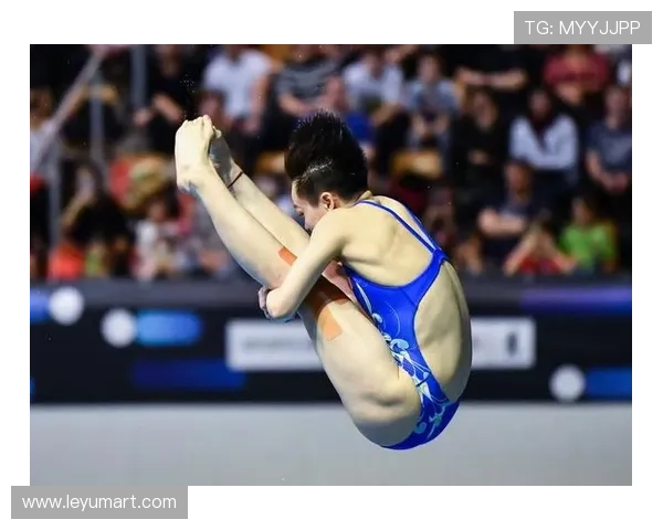 练俊杰今天这身打扮，是要直接去跟明星抢饭碗吗？