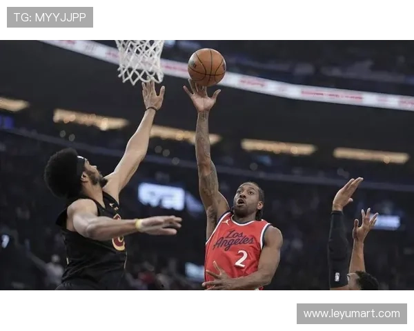 伦纳德挡拆制造多次错位，拉开詹姆斯防守效率明显提升