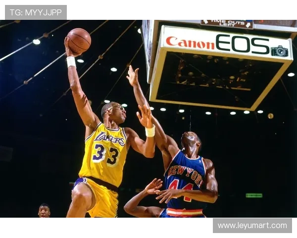 卡里姆·阿布杜尔-贾巴尔高效低位背打助湖人夺多项荣誉